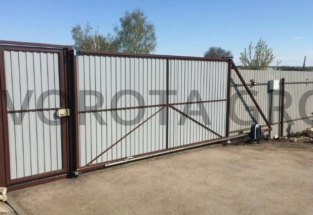 Откатные ворота на винтовых сваях белые 2100х5000